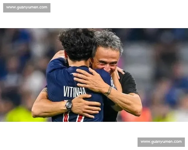 温情重逢！梅西通道内拥抱恩里克 巴黎老友跨越胜负的足坛情谊